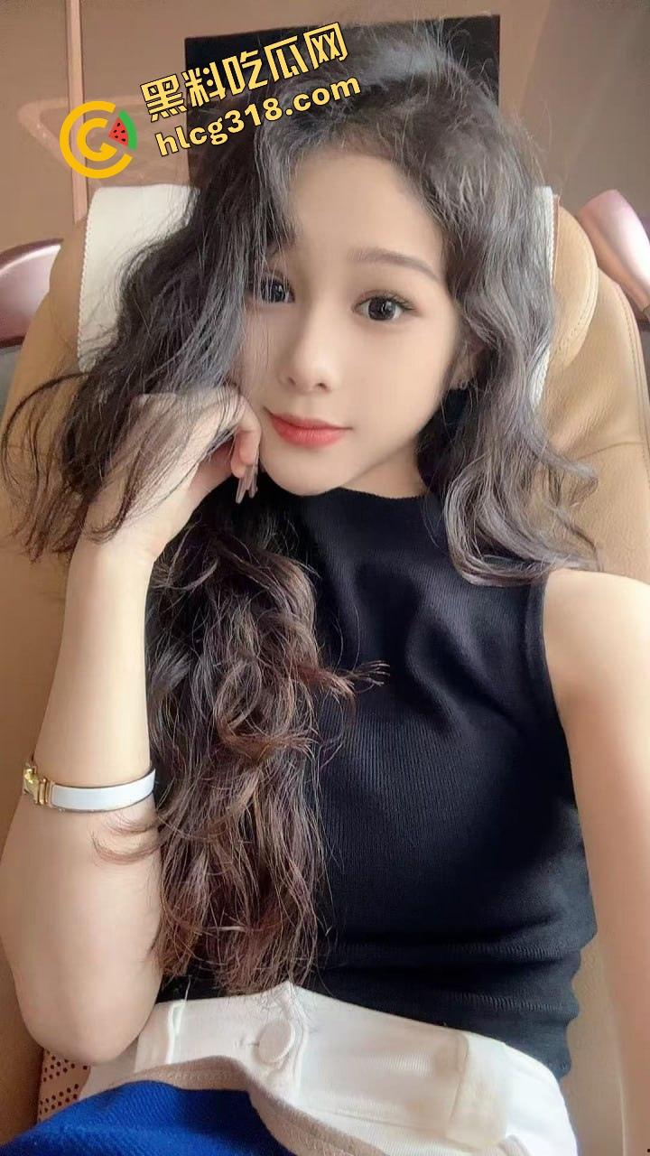 大奶邻居红色内衣辣秀骚姿，白天就撅屁股贴窗露奶，究竟是拍给老公还是干爹？光看这劲头床上得干疯了！-5