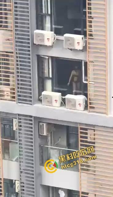 大奶邻居红色内衣辣秀骚姿，白天就撅屁股贴窗露奶，究竟是拍给老公还是干爹？光看这劲头床上得干疯了！-8