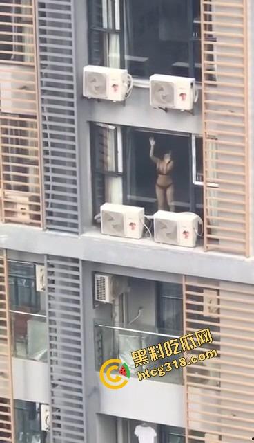 大奶邻居红色内衣辣秀骚姿，白天就撅屁股贴窗露奶，究竟是拍给老公还是干爹？光看这劲头床上得干疯了！-9