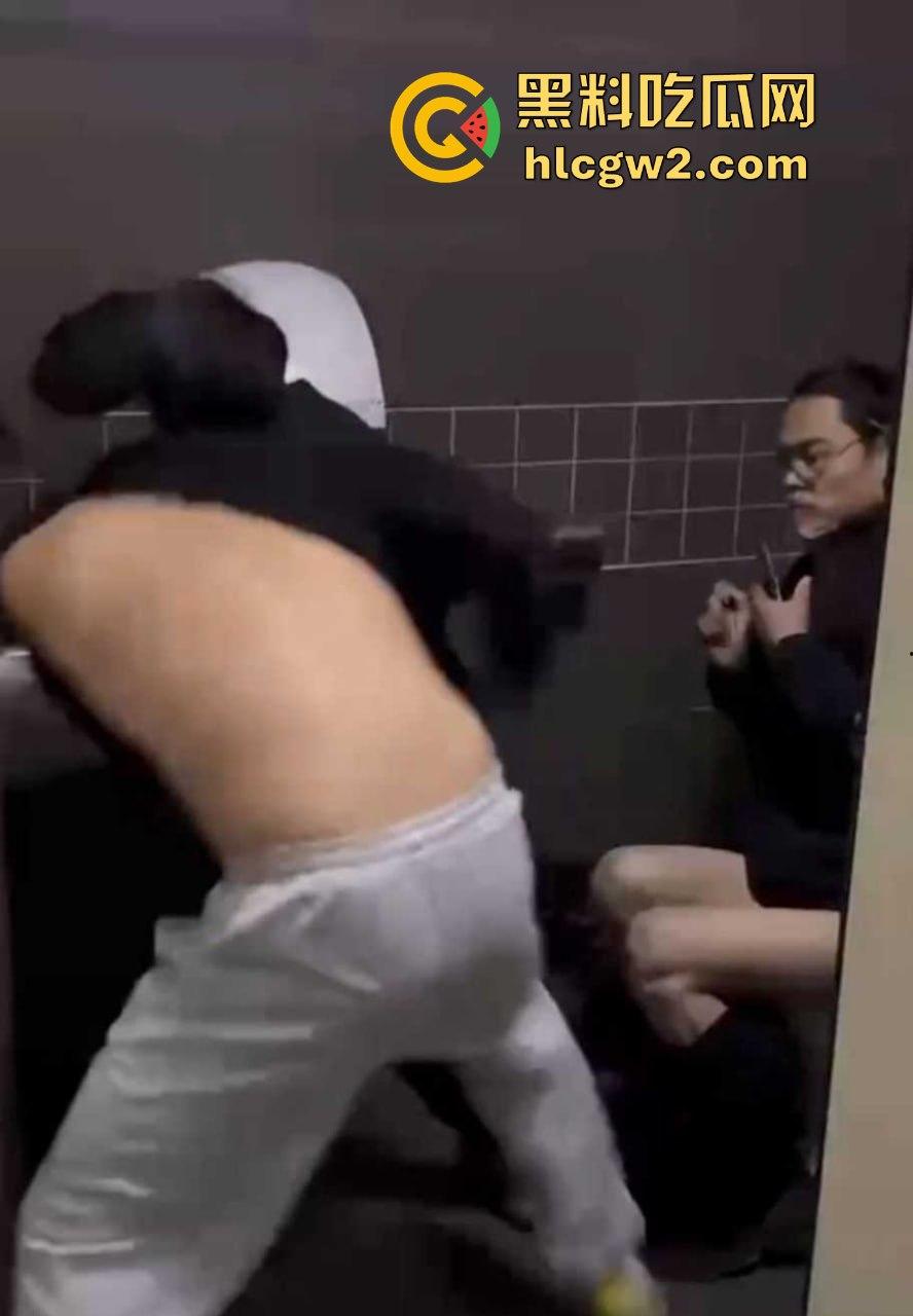 公共厕所两个小伙打架闹到蹲坑 旁边眼镜哥直接被打懵 场面尴尬又搞笑!-5