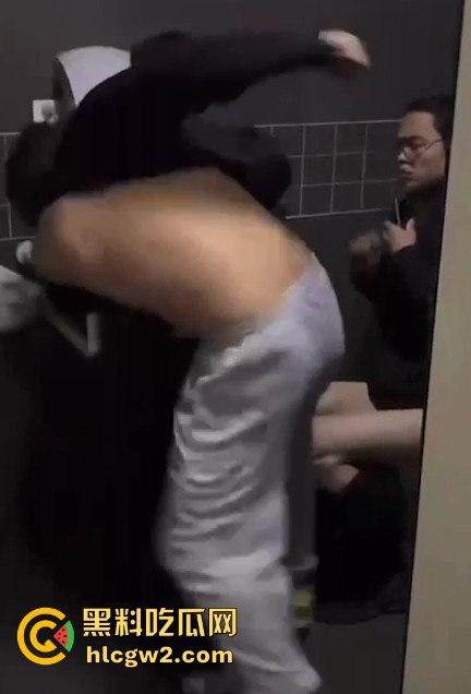 公共厕所两个小伙打架闹到蹲坑 旁边眼镜哥直接被打懵 场面尴尬又搞笑!-6