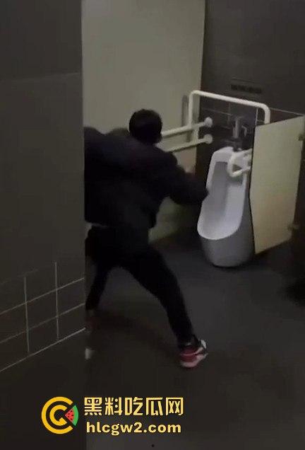 公共厕所两个小伙打架闹到蹲坑 旁边眼镜哥直接被打懵 场面尴尬又搞笑!-7