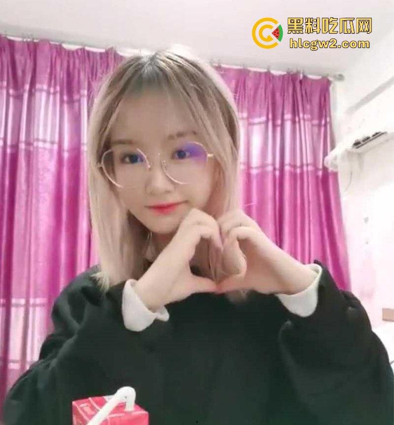 眼镜学霸【石语嫣】竟是夜里的骚母狗 修长美腿巨乳丰盈,玩穴放尿,到处约炮满足欲望!-1