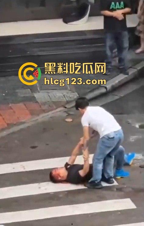 斑马线上的魔幻对决,一男子开山刀上阵,结果却牵手离场?-1