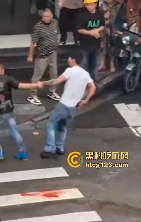 斑马线上的魔幻对决,一男子开山刀上阵,结果却牵手离场?-4