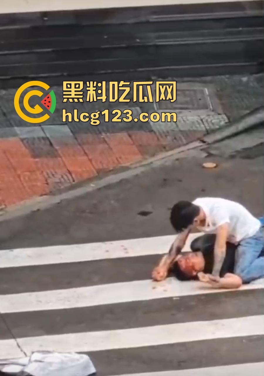 斑马线上的魔幻对决,一男子开山刀上阵,结果却牵手离场?-5