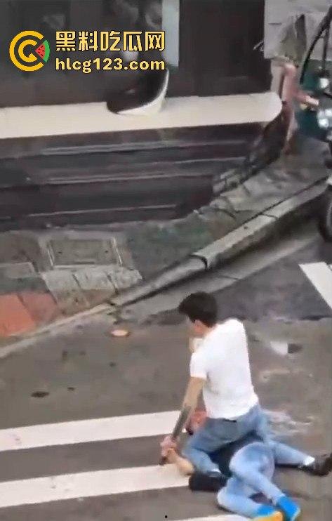 斑马线上的魔幻对决,一男子开山刀上阵,结果却牵手离场?-9