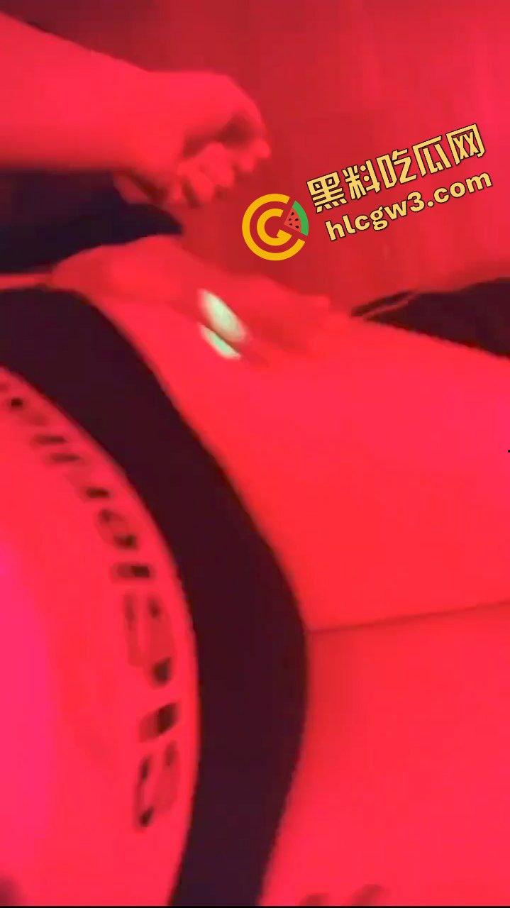 抖音内蒙古02年精神反差骚鸡『CC.』混迹酒吧勾搭单男 骚舞调情黑丝私拍！独家曝光！-3