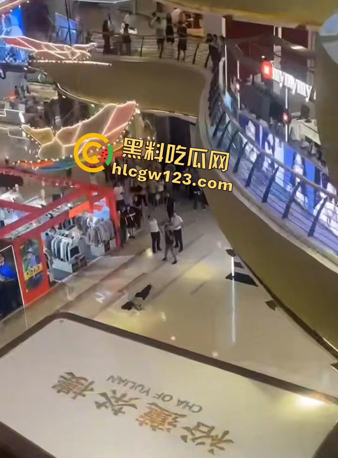 扬州京华城26岁女孩为茶颜悦色跳楼自杀!因男友买蜜雪冰城崩溃,男友终于解脱了!-3