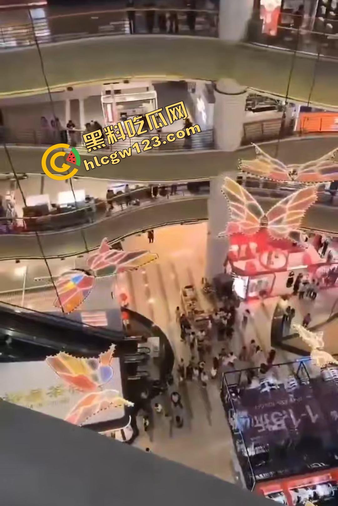 扬州京华城26岁女孩为茶颜悦色跳楼自杀!因男友买蜜雪冰城崩溃,男友终于解脱了!-4