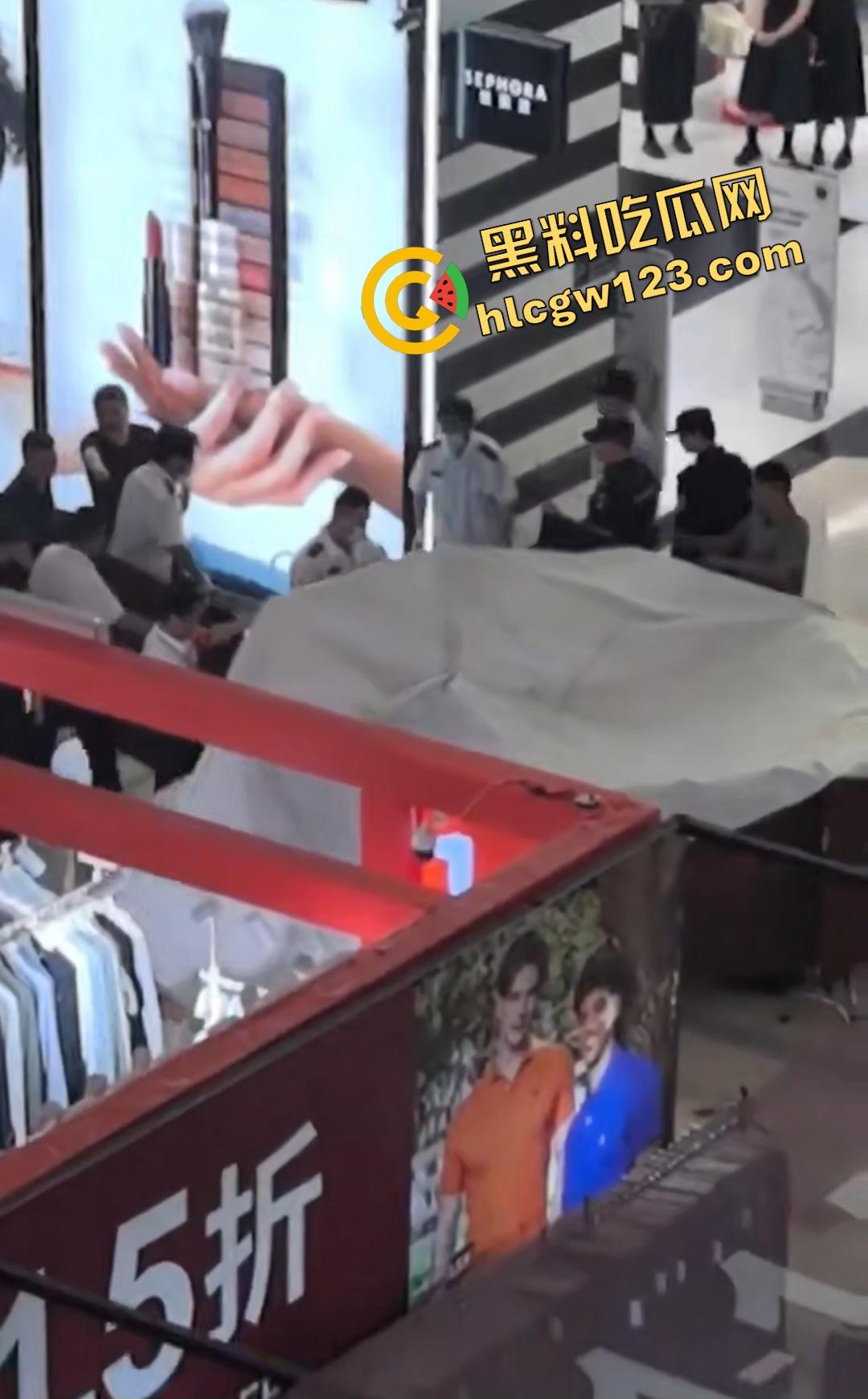 扬州京华城26岁女孩为茶颜悦色跳楼自杀!因男友买蜜雪冰城崩溃,男友终于解脱了!-6