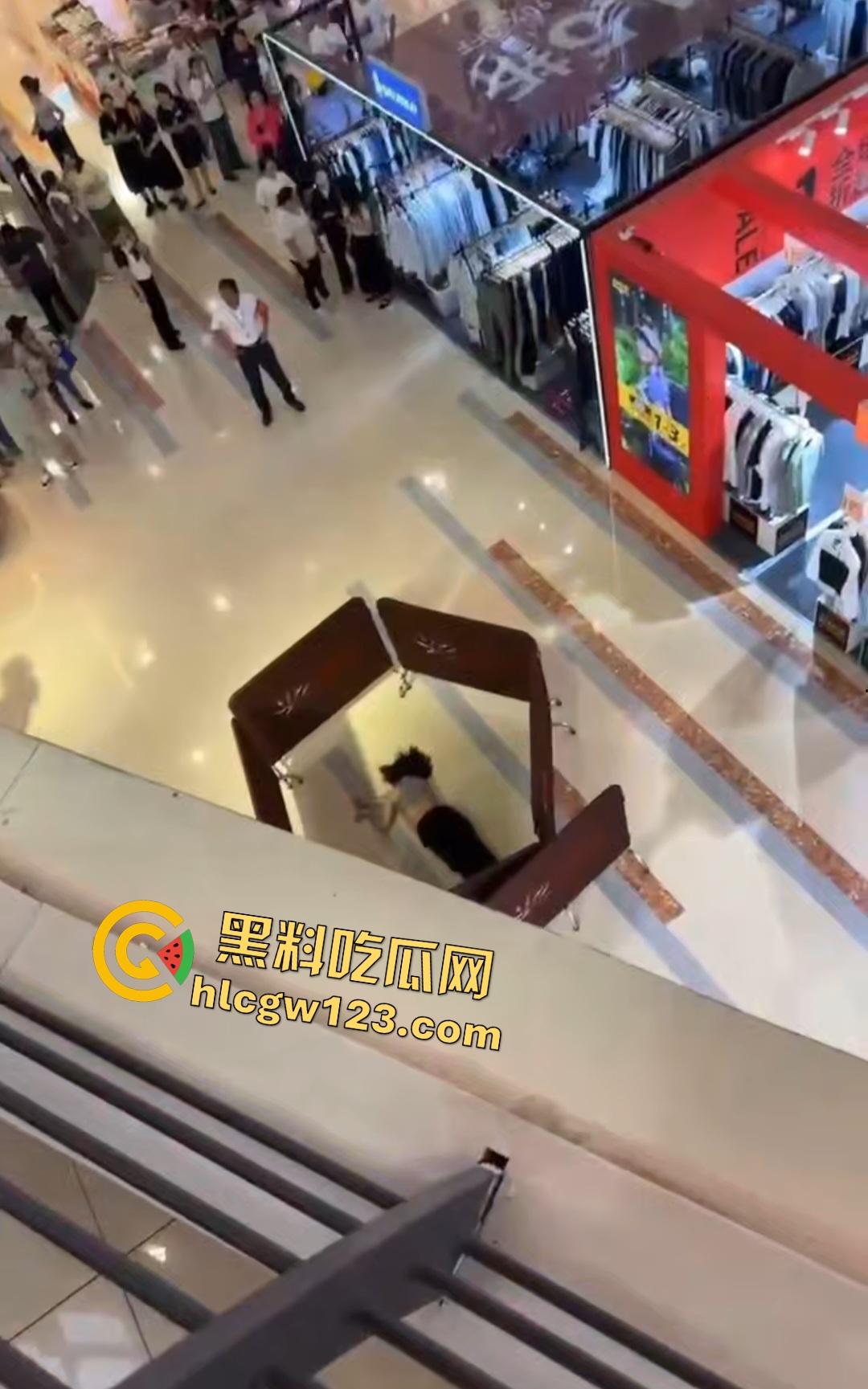 扬州京华城26岁女孩为茶颜悦色跳楼自杀!因男友买蜜雪冰城崩溃,男友终于解脱了!-7