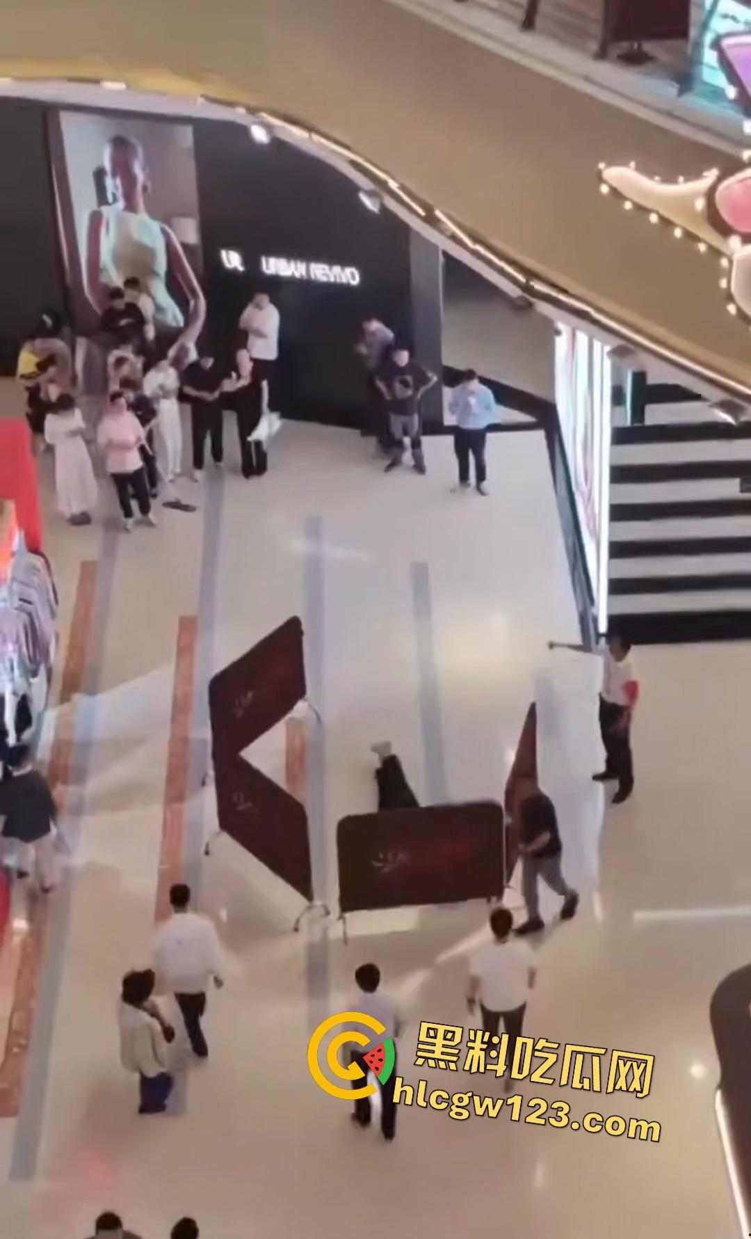 扬州京华城26岁女孩为茶颜悦色跳楼自杀!因男友买蜜雪冰城崩溃,男友终于解脱了!-8