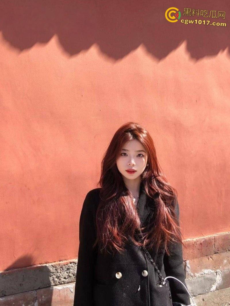 杭州高颜值美女【邓莹莹】,和男友租房日常做爱曝光,口交足交轮番榨精,狗链牵引女上骑乘,后入爆操淫叫连连!-1