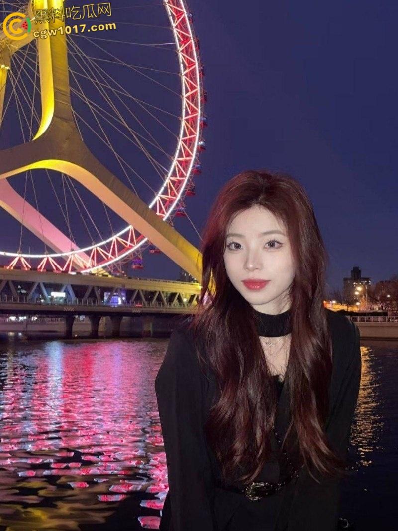 杭州高颜值美女【邓莹莹】,和男友租房日常做爱曝光,口交足交轮番榨精,狗链牵引女上骑乘,后入爆操淫叫连连!-2