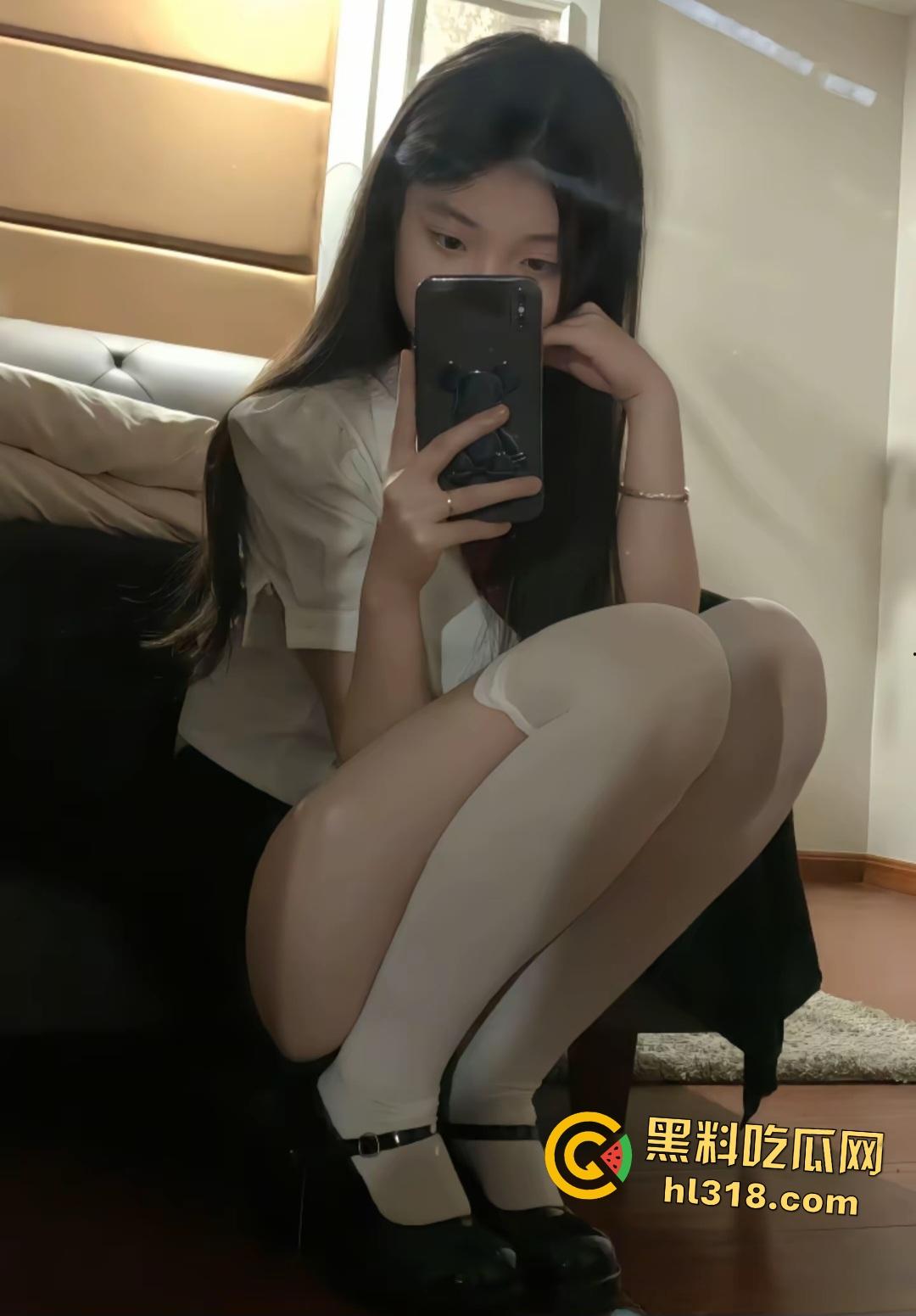 抖音【07868】现实和抖音判若两人，只剩一张嘴惊呼鸡巴好大，JK制服乳交，再大的鸡巴都要被榨干！-3