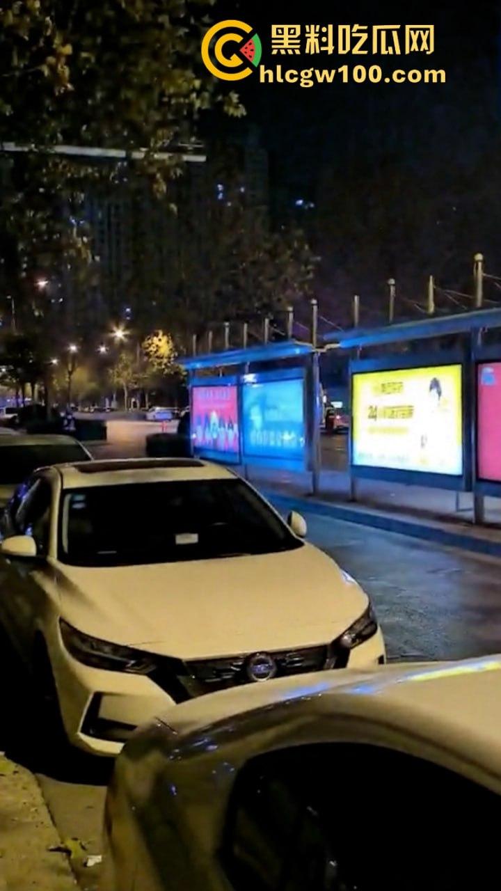 河北石家庄醉酒女司机酒后驾路虎连撞三车 当场吓傻 眼尖吃瓜群众发现美女后裤湿了一片 这是尿了？-2