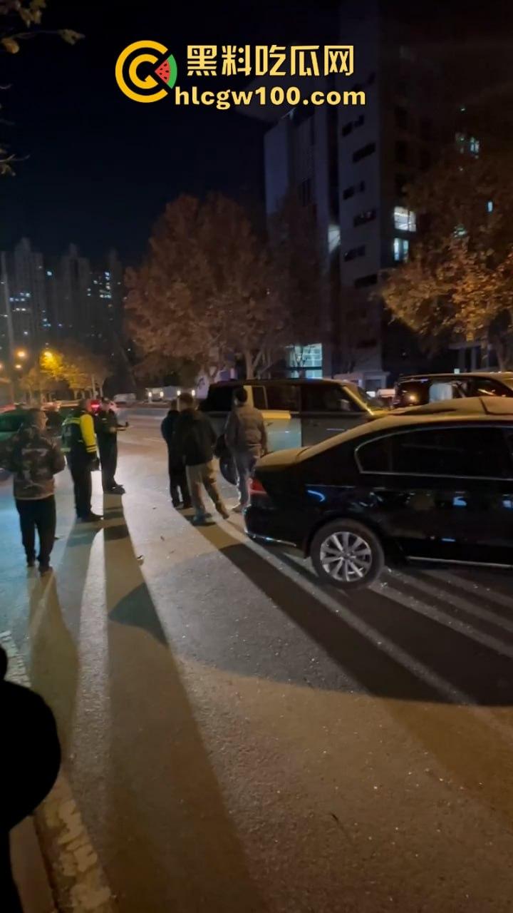 河北石家庄醉酒女司机酒后驾路虎连撞三车 当场吓傻 眼尖吃瓜群众发现美女后裤湿了一片 这是尿了？-4