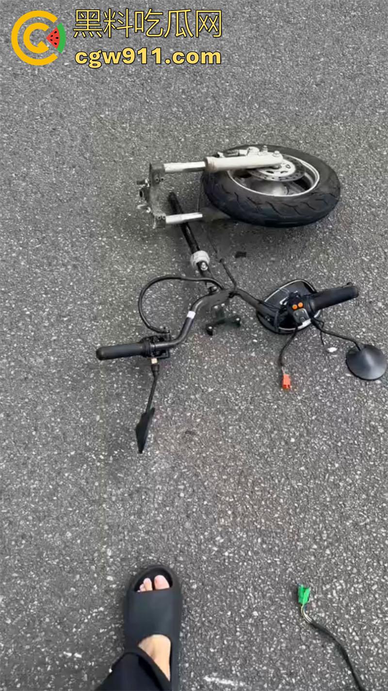 武汉小米汽车撞警察，地板油加速起步，本想装个大的结果翻车，警察当场撞死，小米汽车碎一地！-1