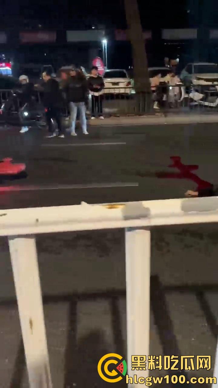 痛心！汕头长江路突发悲剧，电动车男子与汽车相撞瞬间丧命，汽车冲毁护栏-5