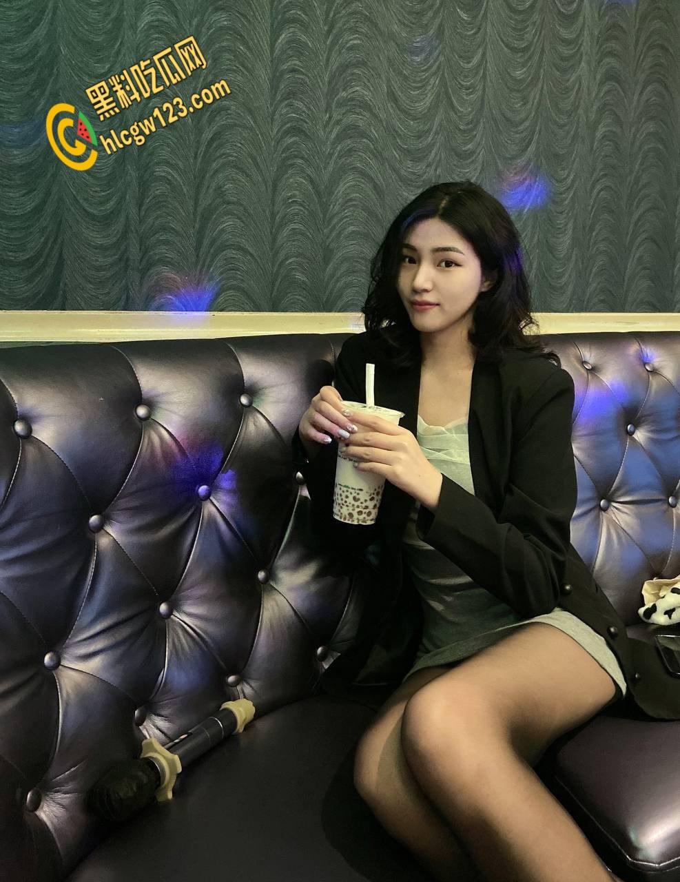 高冷学姐变骚浪母狗！黑白丝大长腿勾魂，富二代爆操后入，含着JB直流口水 !-1