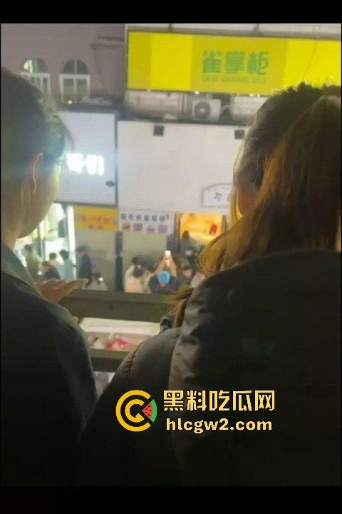 新乡大学城狗男女偷情惨遭爆锤 已婚男店主勾搭有夫之妇 结果被正主带人打趴奸夫淫妇 血溅女装店!-5