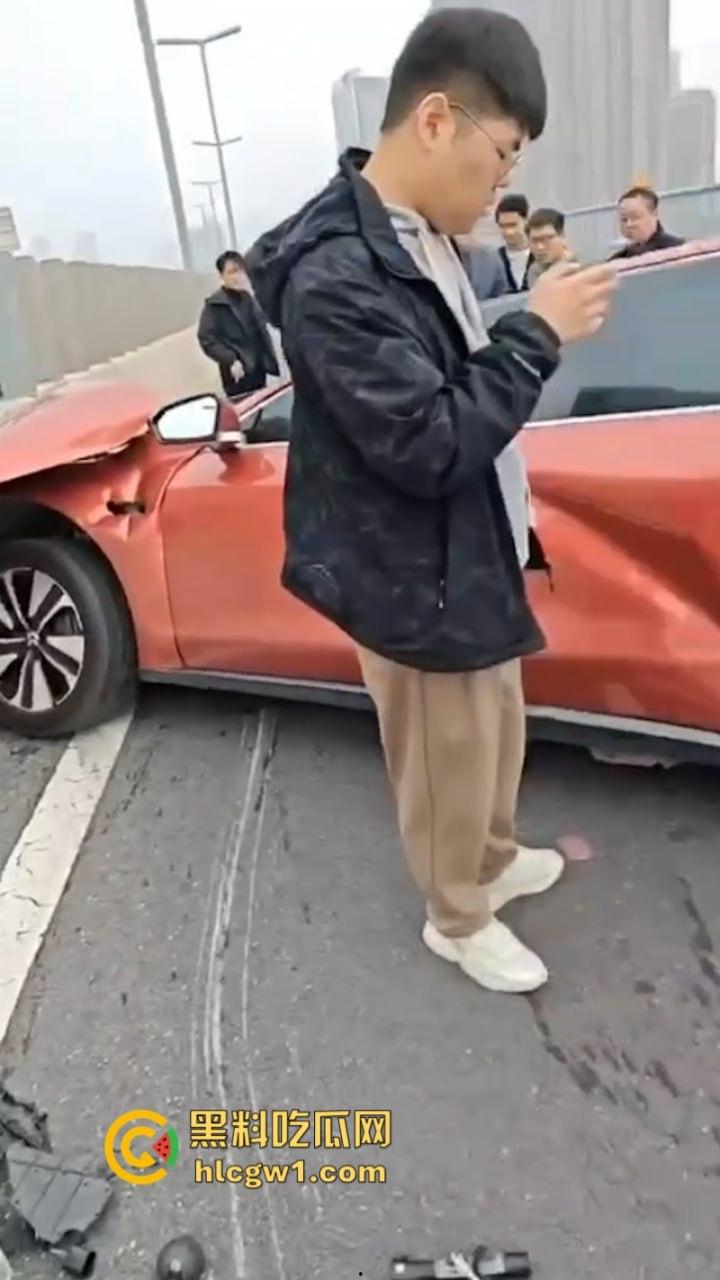 牛逼!蔚来电车首发电池弹射技术 电池先跑再自动锁人 特斯拉看完现场视频沉默了!-2