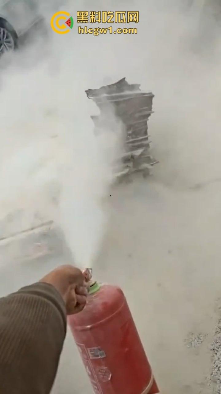 牛逼!蔚来电车首发电池弹射技术 电池先跑再自动锁人 特斯拉看完现场视频沉默了!-4