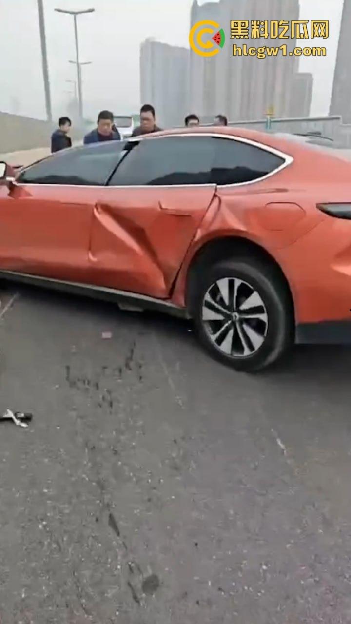 牛逼!蔚来电车首发电池弹射技术 电池先跑再自动锁人 特斯拉看完现场视频沉默了!-5