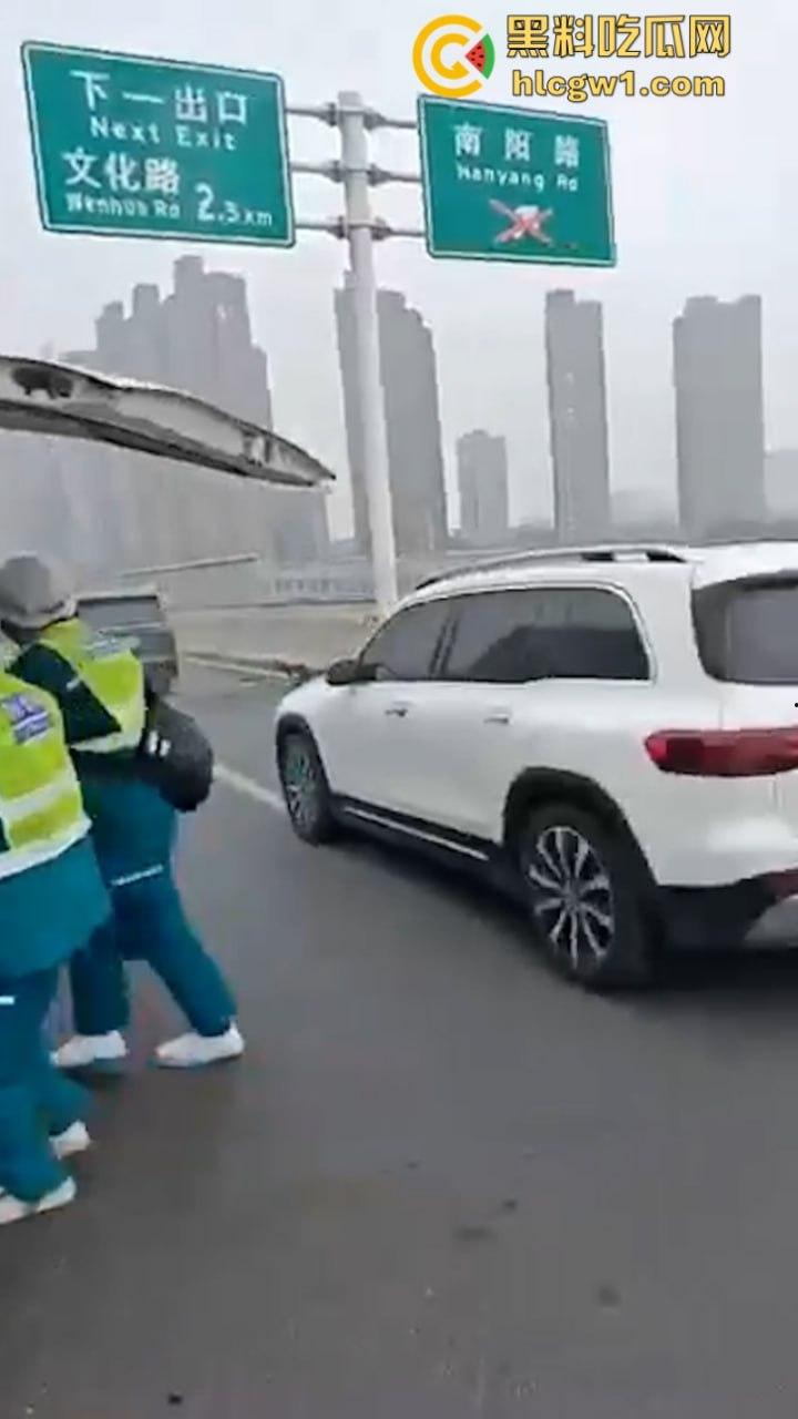 牛逼!蔚来电车首发电池弹射技术 电池先跑再自动锁人 特斯拉看完现场视频沉默了!-6