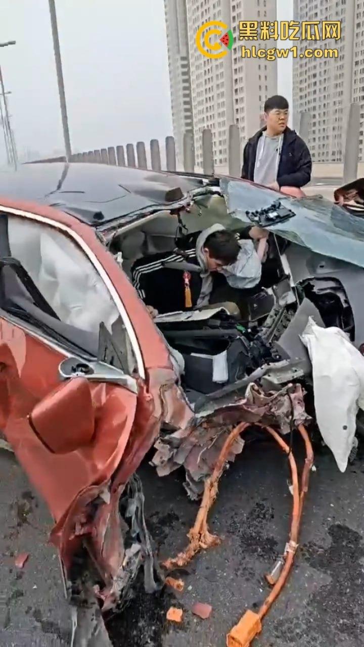 牛逼!蔚来电车首发电池弹射技术 电池先跑再自动锁人 特斯拉看完现场视频沉默了!-7