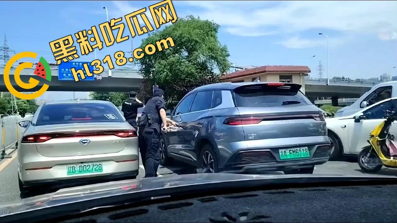 诈骗犯鞠某力大连取款被堵，强行飙车闯卡像拍电影，最后还是人没跑掉、车全撞废了！-2