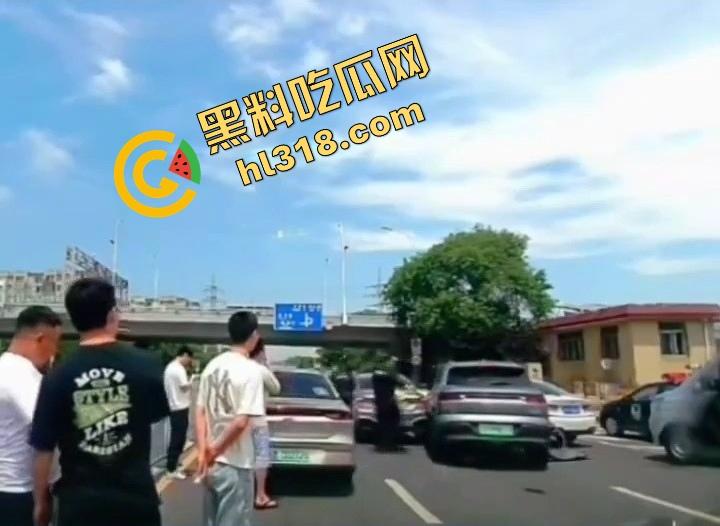 诈骗犯鞠某力大连取款被堵，强行飙车闯卡像拍电影，最后还是人没跑掉、车全撞废了！-6