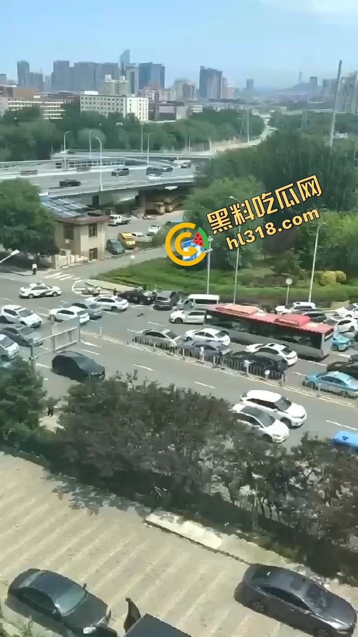 诈骗犯鞠某力大连取款被堵，强行飙车闯卡像拍电影，最后还是人没跑掉、车全撞废了！-8