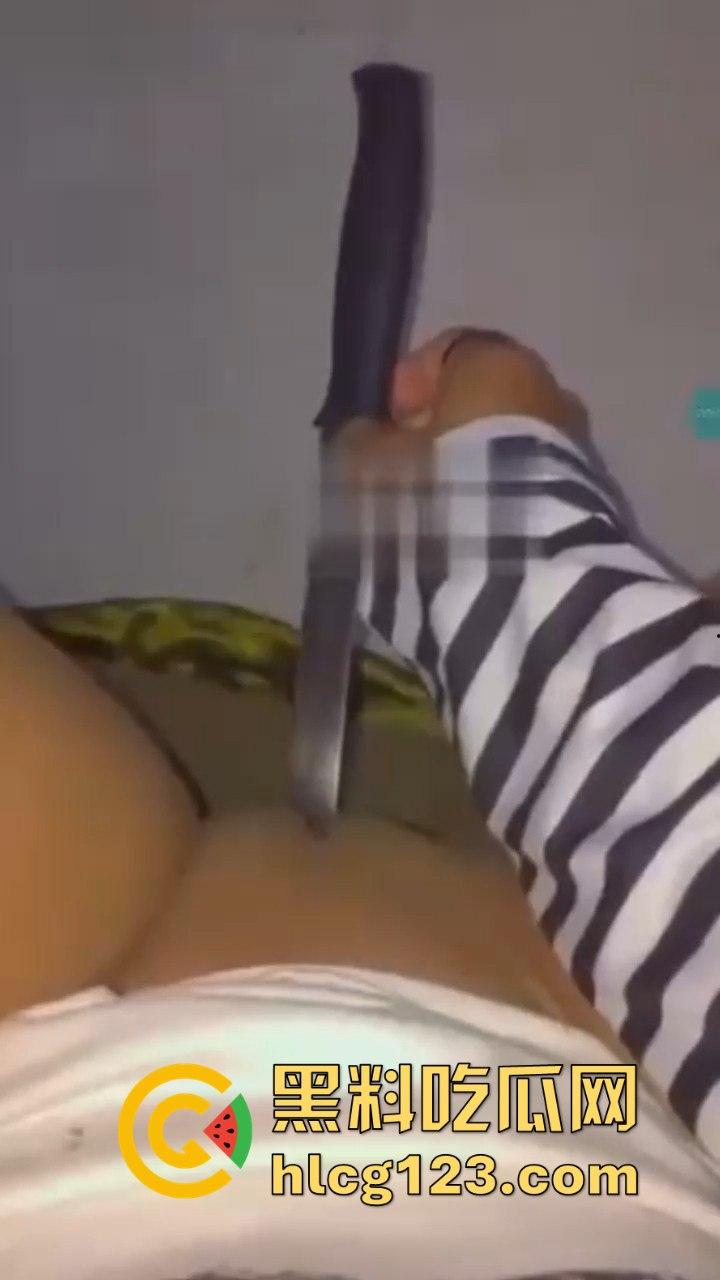 命悬一线的自慰方式?国外白虎妹用长刀自慰,刀光剑影间的快感与危险齐飞!-1