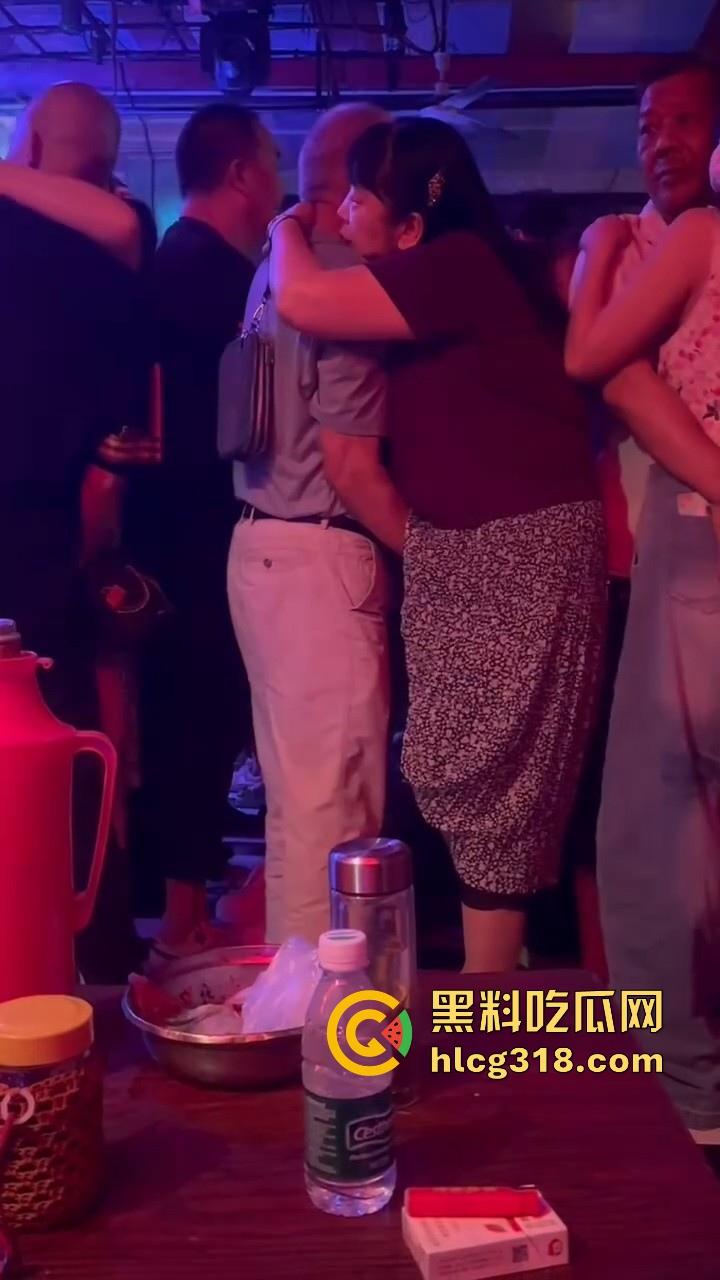 大爷歌厅娱乐场到处扣扣，扣到大妈满地都是水，大妈一脸享受，感觉大爷年轻几年掏枪当场干了！-7