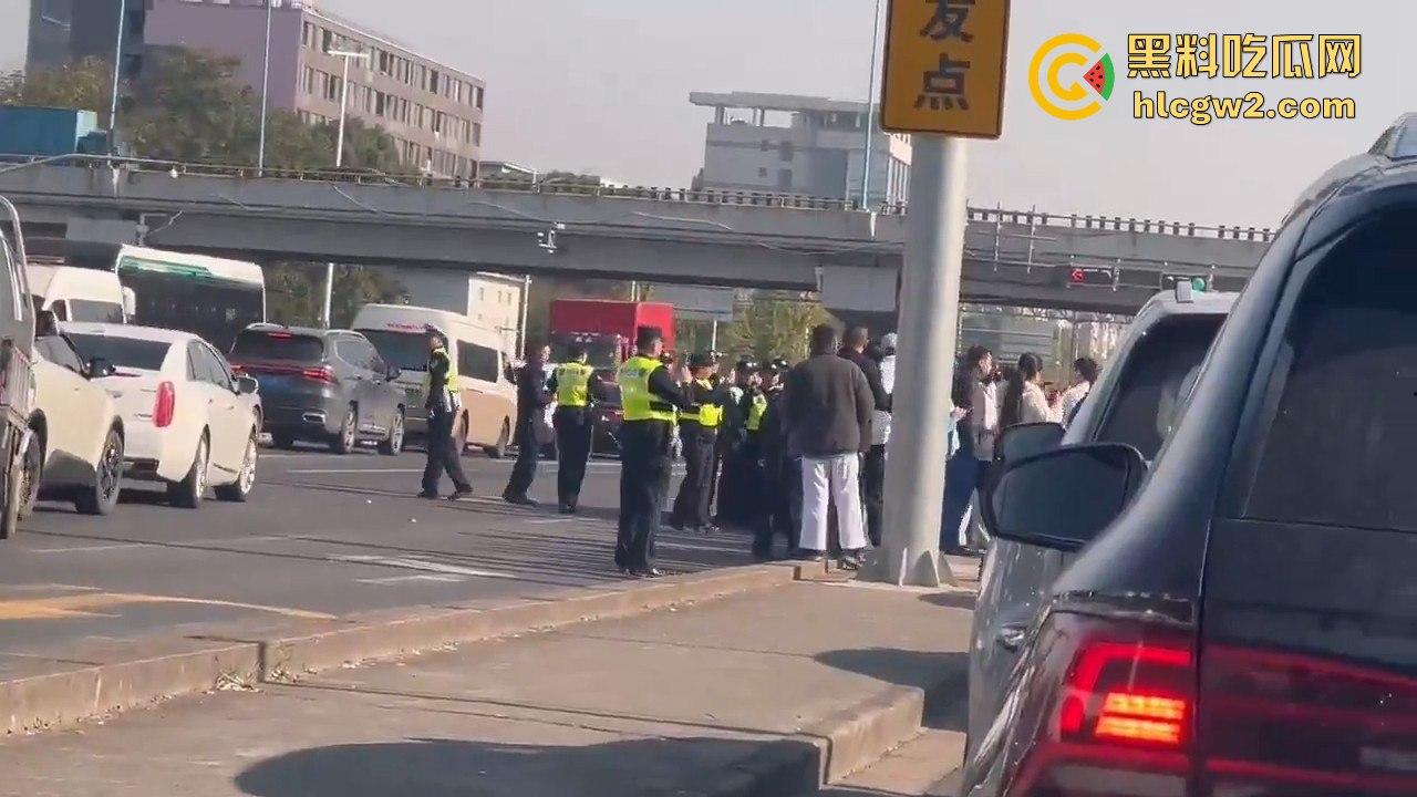 上海沪松公路被国利员工堵到爆!讨薪没问题,害全场牛马迟到真是要命!-7