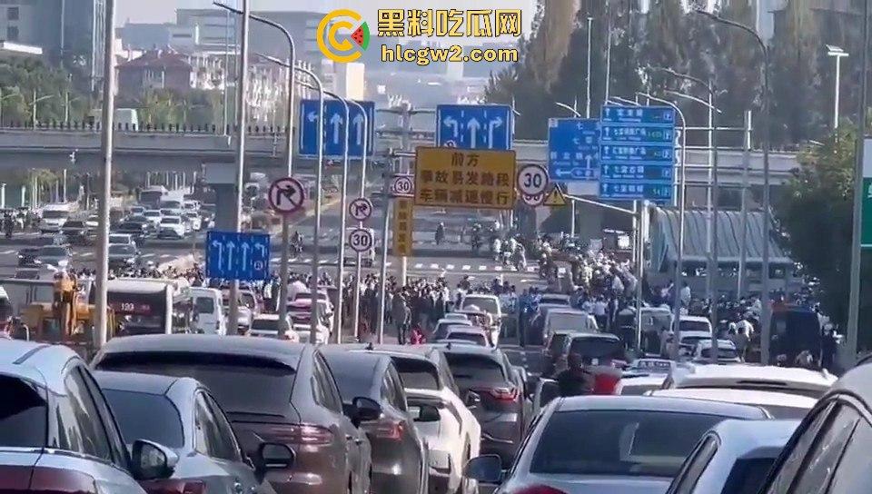 上海沪松公路被国利员工堵到爆!讨薪没问题,害全场牛马迟到真是要命!-8