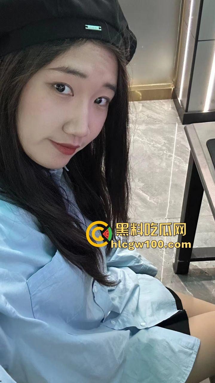 天台高能现场曝光，楼梯间顶上日逼看风景，高处做爱骚浪翻天，这种玩法不是一般人敢尝试的，真实艺高人胆大！-2