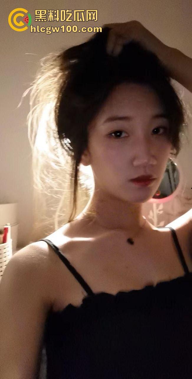 天台高能现场曝光，楼梯间顶上日逼看风景，高处做爱骚浪翻天，这种玩法不是一般人敢尝试的，真实艺高人胆大！-6