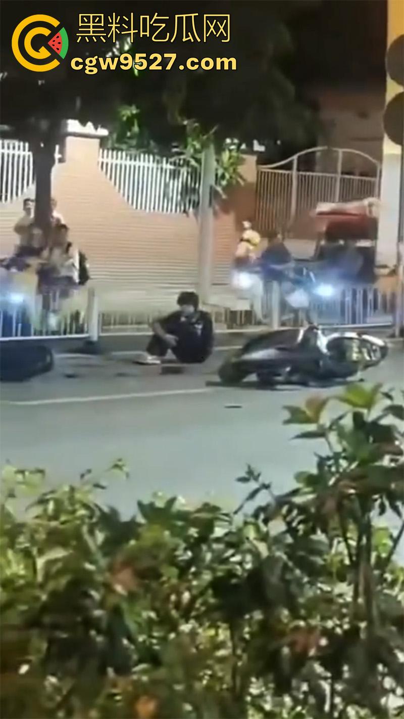 广西柳州鬼火少年,装逼失败翻车现场,自断一臂当场蒙逼,幸亏还留条命,估计再也不敢了吧!-1