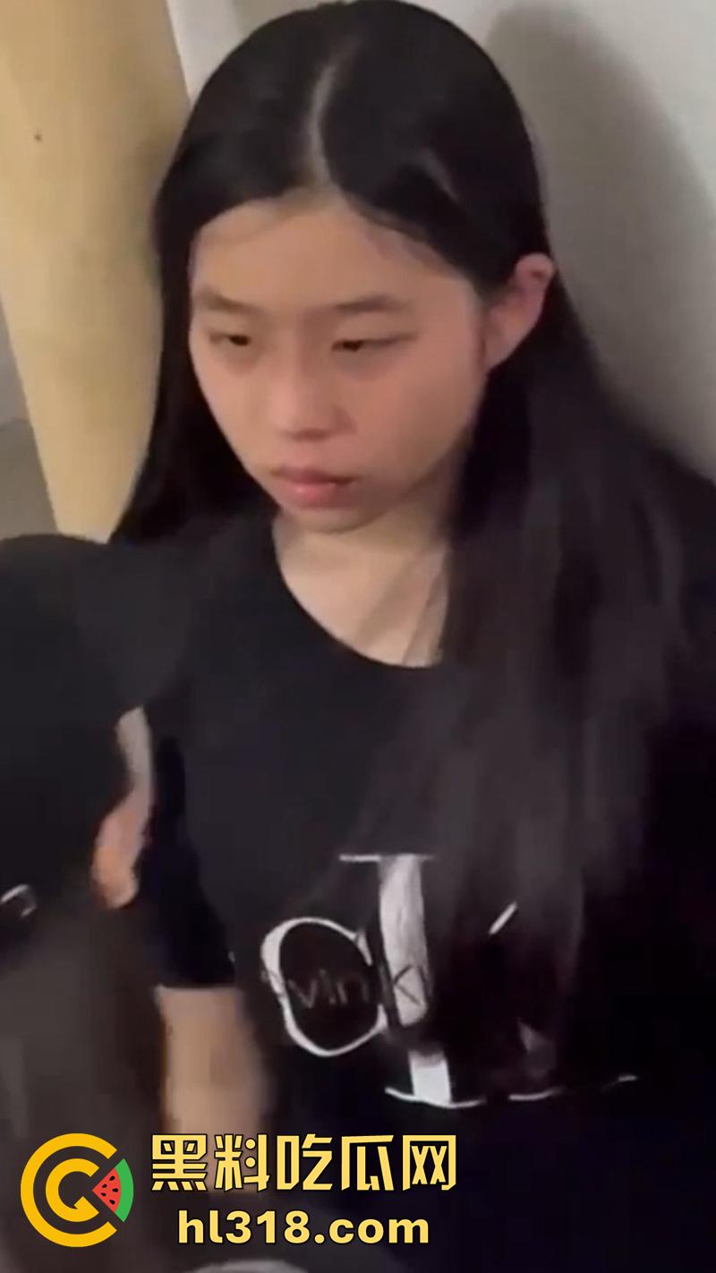 广西清纯小美女遭霸凌,被几个精神小妹,携带黄毛围堵走廊,各种语言嘲讽和扇嘴巴,还录视频炫耀!-7