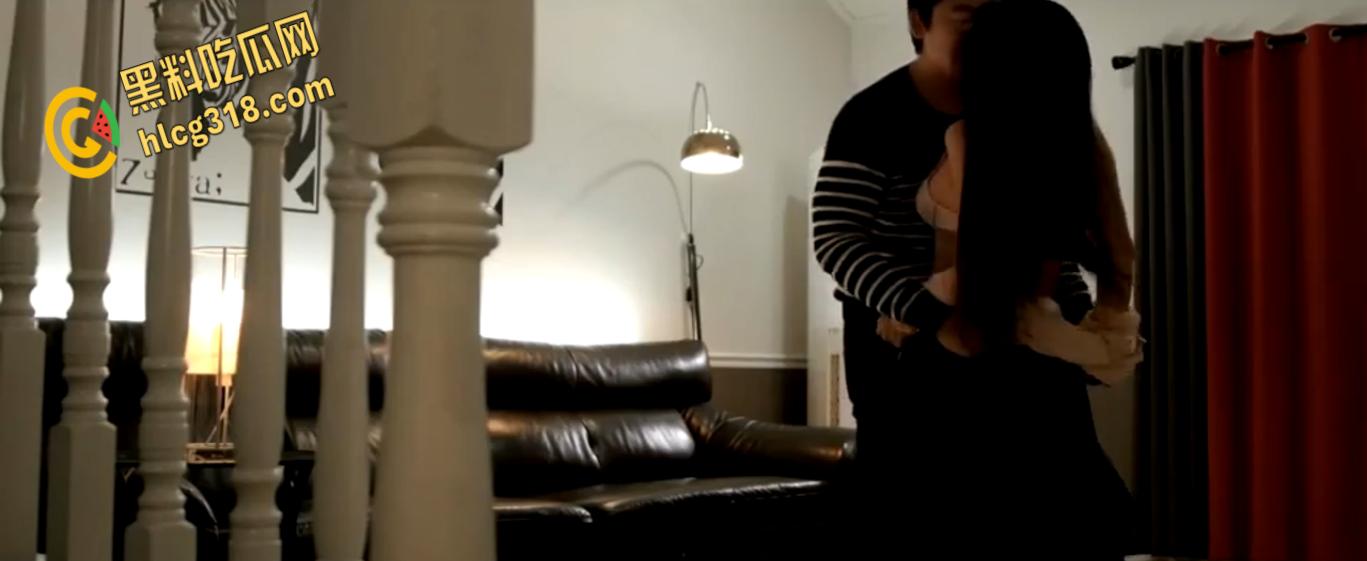 韩国三级《热情的邻居》，性感邻居短裙撩骚，沙发厨房女上狂战，爆操腿软爽翻天！-3