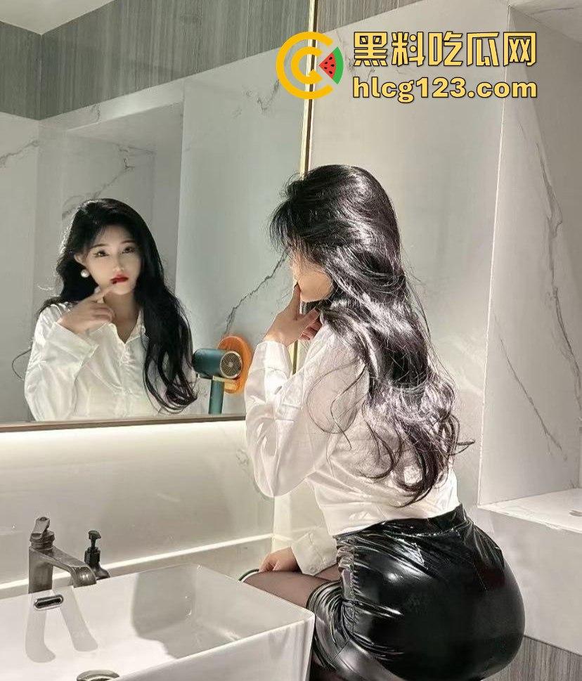 快手网红「辰妈呀」私拍流出!酥胸半露黑色蕾丝内裤搔弄淫穴骚气爆棚!-8