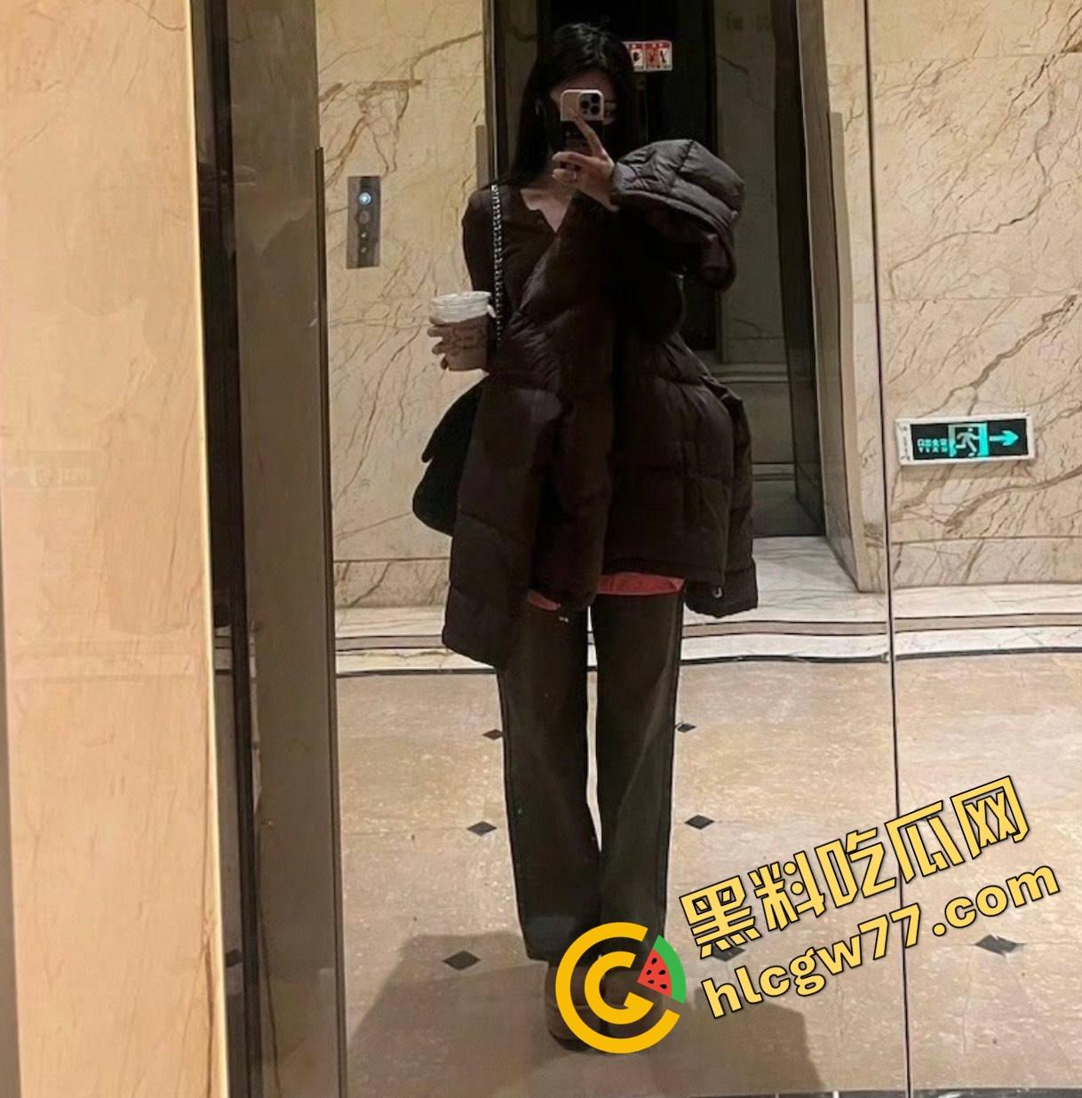 四川财大清纯女神『李嫣』白天是软萌学妹，深夜却在酒店给金主跪舔口交，拍照是人设张腿才是真相-1