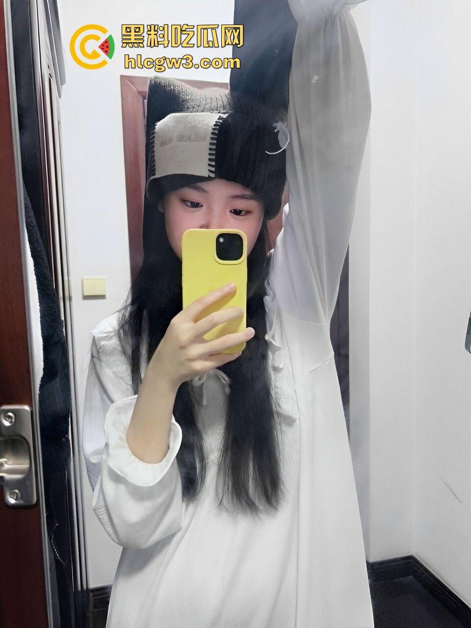 河南新乡师范学校『李梦瑶』极品身材美少女被渣男拍成母狗,啪啪视频流出,骚味隔屏炸裂!-16