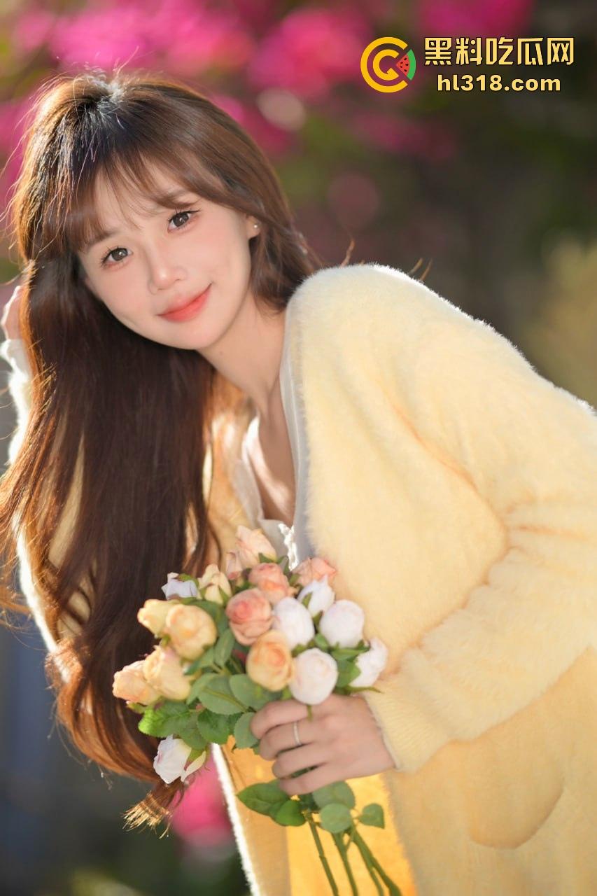 激情小情侣空中泳池激情啪啪被偷拍，泳池极限后入，口交深喉，公共场合大胆做爱，激情满满！-1