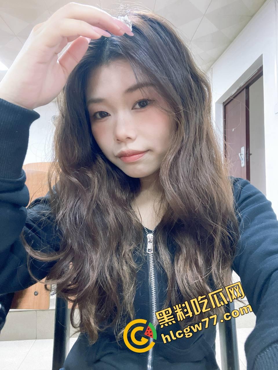 四川财大清纯女神『李嫣』白天是软萌学妹，深夜却在酒店给金主跪舔口交，拍照是人设张腿才是真相-6