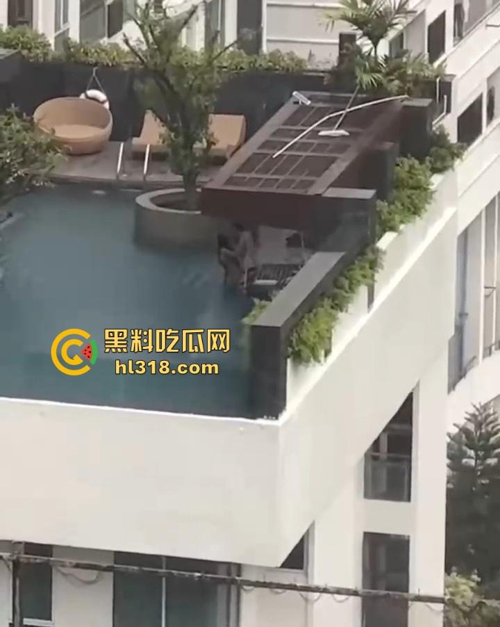 激情小情侣空中泳池激情啪啪被偷拍，泳池极限后入，口交深喉，公共场合大胆做爱，激情满满！-5