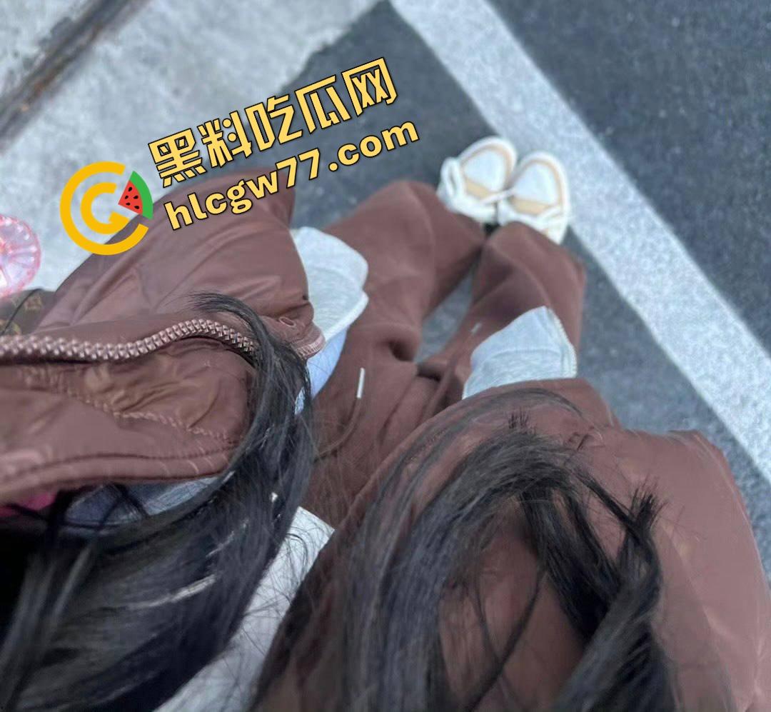 四川财大清纯女神『李嫣』白天是软萌学妹，深夜却在酒店给金主跪舔口交，拍照是人设张腿才是真相-11